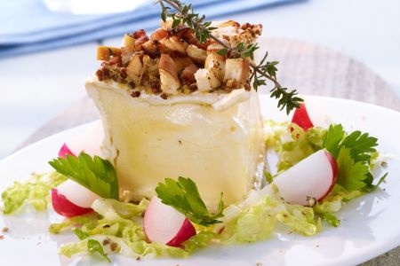Rezept - Überbackener Brillat-Savarin mit süßem Senf, Brezelkruste und Caesar Salad