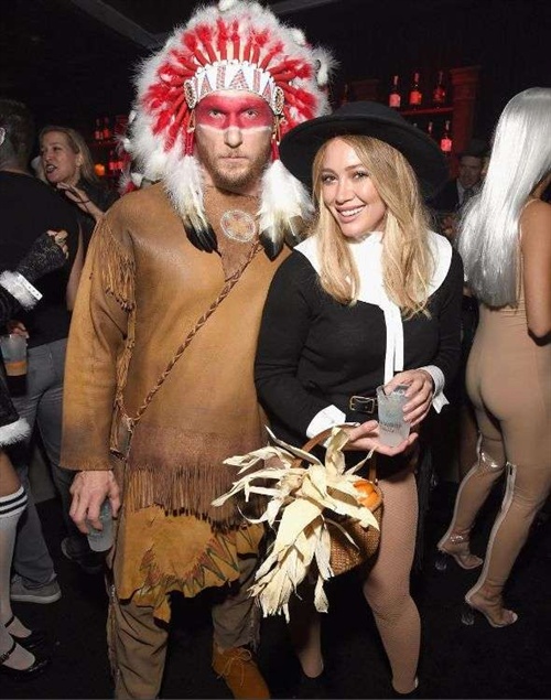 Hilary Duff und Freund Jason Walsh als Gründerväterin bzw. Indianer