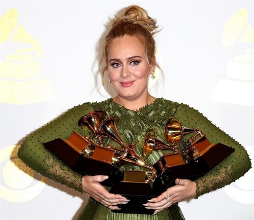 Adele räumte dieses Jahr 5 Grammys ab!