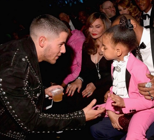 Nick Jonas mit Drink bei Blue Ivy.