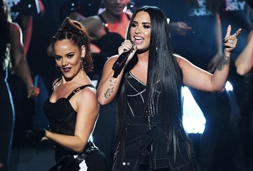 Demi Lovato takes a stand against bullying, singing Sorry Not Sorry at the AMAs 2/2