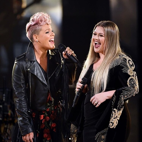 Kelly Clarkson and Pink perform an emotional duet of Everybody Hurts