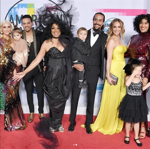 Lifetime Achievement Honoree Diana Ross was supported on the red carpet by son Evan Ross and his wife Ashlee Simpson and kids Jagger and Bronx! 1/2