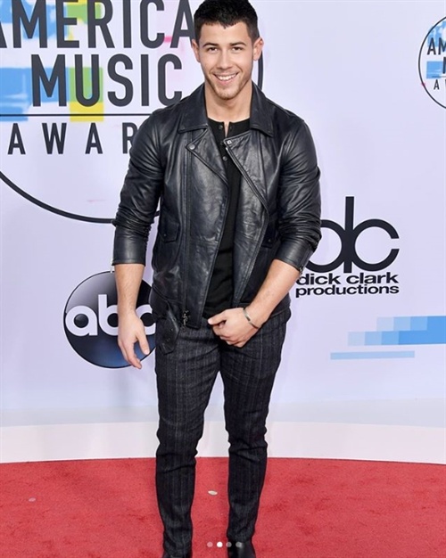 Nick Jonas was hot hot hot at the AMAs on the red carpet and during his Find You performance. 2/4