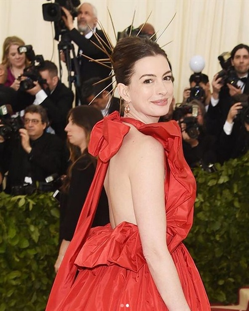 Anne Hathaway in Valentino 2