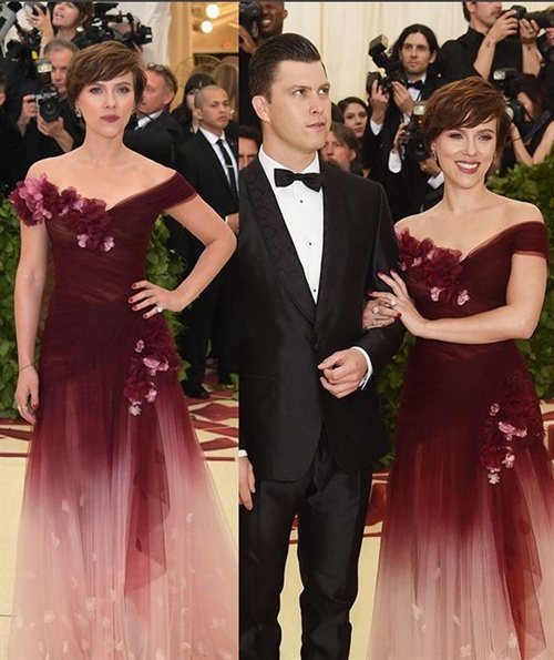 Scarlett Johansson in Marchesa mit Colin Jost 1