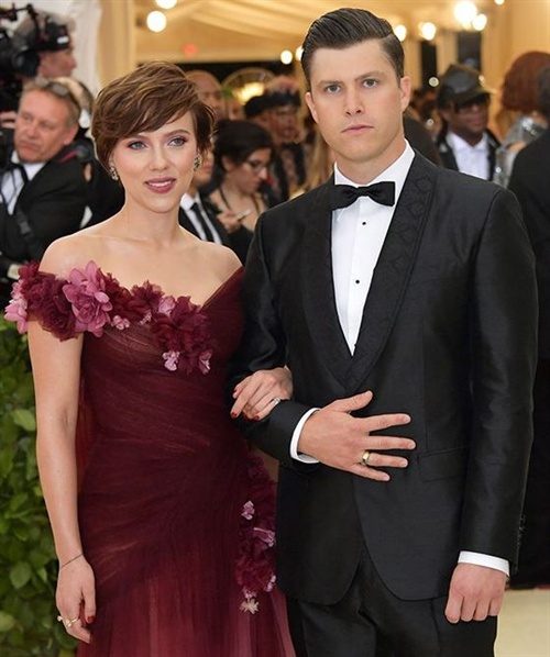 Scarlett Johansson in Marchesa mit Colin Jost 3